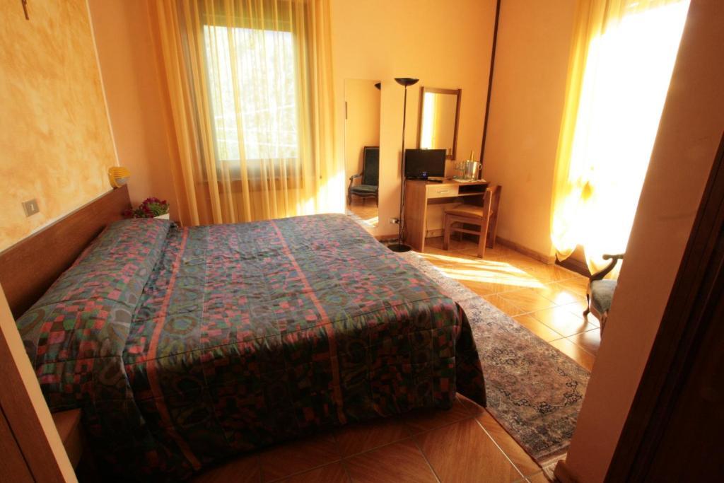 Hotel Sarre Szoba fotó